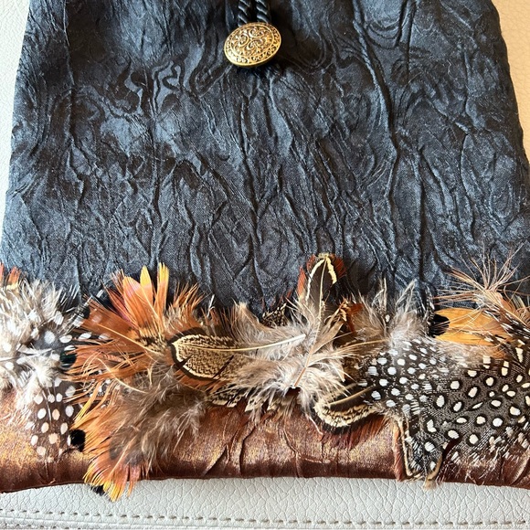 Chic Feather-Embellished Crossbody Bag in Black and Brown - Picture 2 of 6